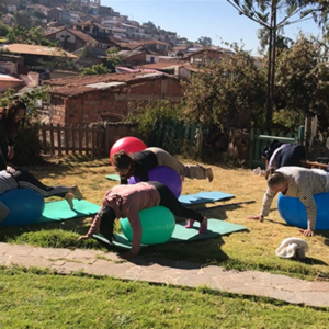 Yoga del despertar, en el jardín de la Casa Peralta