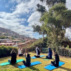 Yoga del despertar, en el jardín de la Casa Peralta